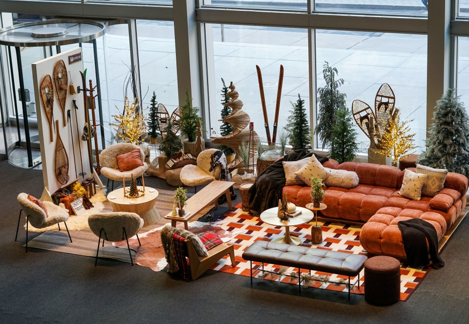 Décor de salon hivernal installé près de grandes fenêtres