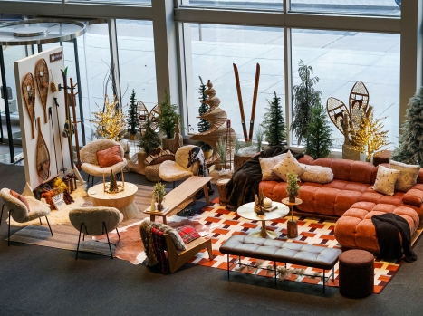 Décor de salon hivernal installé près de grandes fenêtres